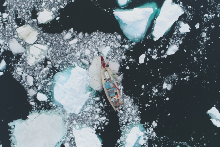 La Belle Classe 1 yacht en exploration dans les glaciers