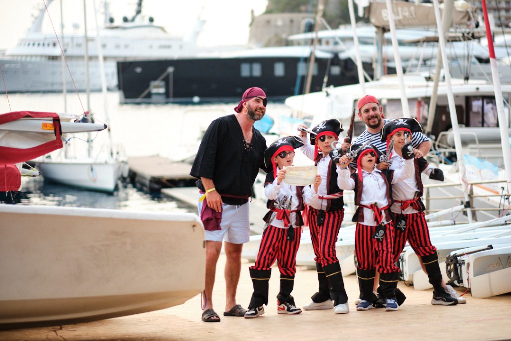 Un vent de légèreté pour les enfants malades 9 les enfants malades au yacht club de monaco déguisé en pirates