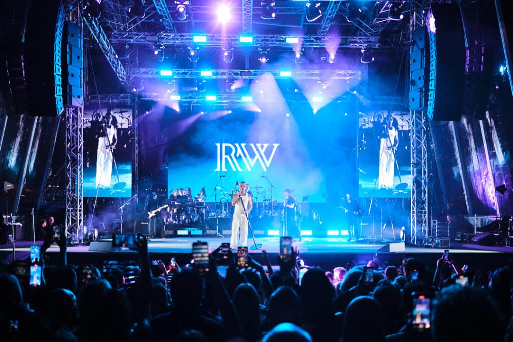 Robbie Williams électrise la neuvième « Private Preview » de Ferretti Group au Yacht Club de Monaco 2 concert ferretti