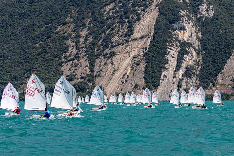 Solides sur les acquis 10 optimist en régate