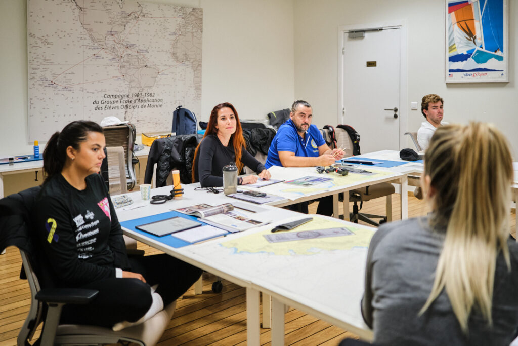 Depuis 2015, La Belle Classe Academy forme les professionnels de demain et s’impose comme une référence dans le domaine du yachting. Inscrit dans la démarche collective « Monaco, Capital of Advanced Yachting », le centre de formation du Yacht Club de Monaco accompagne les professionnels du secteur grâce à un programme à 360° fondé sur le Continuing Professional Development (CPD). Navigation, service à bord, étiquette, protocole ou encore management : l’ensemble des enseignements répond aux exigences d’une industrie en constante évolution.