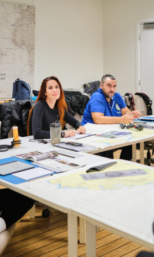Depuis 2015, La Belle Classe Academy forme les professionnels de demain et s’impose comme une référence dans le domaine du yachting. Inscrit dans la démarche collective « Monaco, Capital of Advanced Yachting », le centre de formation du Yacht Club de Monaco accompagne les professionnels du secteur grâce à un programme à 360° fondé sur le Continuing Professional Development (CPD). Navigation, service à bord, étiquette, protocole ou encore management : l’ensemble des enseignements répond aux exigences d’une industrie en constante évolution.