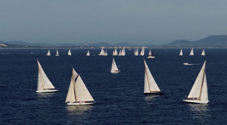 Les membres du Y.C.M. à l’honneur à la Porquerolle’s Classic. Pour sa 23e édition, l’un des plus grands rendez-vous méditerranéens dédiés aux bateaux classiques a réuni un plateau record de 65 unités dans la rade d’Hyères. Parmi elles, Encounter de Bart Weduwer décroche une belle 2e place en Classique Marconi R tandis que Lys de Patrick Boccard termine 8e en Classique Marconi A.