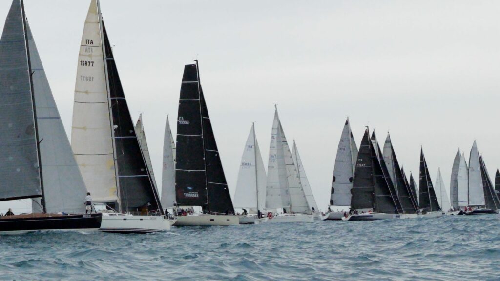 Présence du Y.C.M. au Campionato Invernale West Liguria 4 Comme chaque année, il a fallu compter sur la présence du Y.C.M. au Campionato Invernale West Liguria. Placée sous le signe de la Gorilla Gang Cup et du Trofeo Statari, cet événement automnal est devenu un passage incontournable pour de nombreux équipages de Méditerranée, rassemblant une flotte dense et passionnée autour des régates ligures. Parmi les bateaux engagés, Gorilla Gang XL d’Andrea Statari, et Blue Scorpion de Marco Vignetta, étaient au départ de l’épreuve.