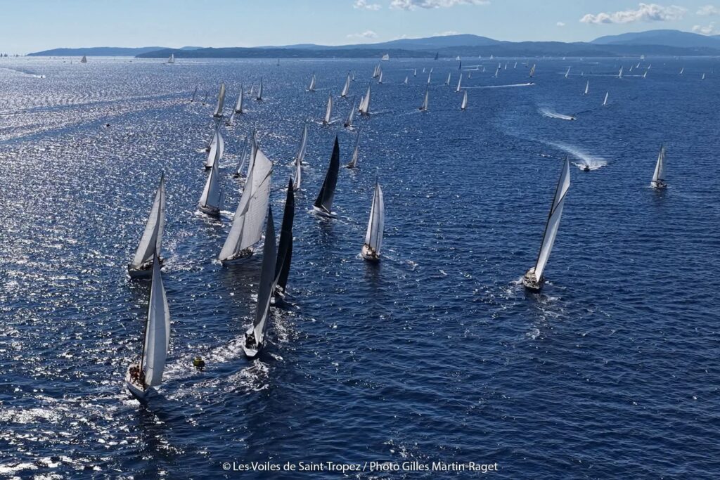 Un grand cru pour les équipages du Y.C.M. 6 Sur le plan d’eau des classiques, le spectacle était ailleurs, mais l’intensité la même. En Big Boat, Mark Dixon (Elena of London) a signé une belle deuxième place, derrière Cambria. Une semaine menée tambour battant, où la goélette a retrouvé sa superbe. Argynne III s’impose en Classique Marconi A après une régate exemplaire, tandis que Angelo Mazzarella (Carron II) prend la 6e place Epoque Marconi A. En Grand Tradition, Carlo Falcone et Mariella accrochent la 6e place, toujours fidèles à leur style sobre et efficace. Enfin, Kostia Belkin hisse le plan Fife Viola sur le podium en Époque Aurique A, à la 3e place, confirmant une saison remarquable pour le voilier centenaire.