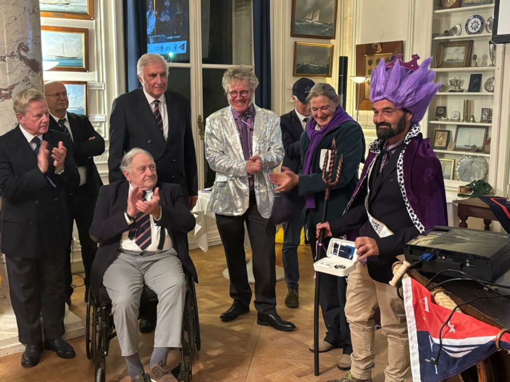 Mise à l’honneur de Viola du Y.C.M. : le trophée Neptune 2025 décerné à un joyau du yachting classique 3 Samedi 6 décembre 2025. La mise à l’honneur de Viola du Y.C.M. a marqué la traditionnelle Soirée du Yachting Classique organisée au Yacht Club de France, un rendez-vous où armateurs, équipages et passionnés se retrouvent pour célébrer le patrimoine maritime. Moment fort de la soirée, la remise du Neptune de la Voile Classique 2025, trophée consacrant l’excellence dans la préservation, la restauration et la performance des voiliers d’époque, a consacré Viola, superbe cotre aurique de 1908 appartenant à Kostia Belkin, membre du Yacht Club de Monaco.